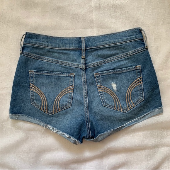Hollister High-Rise Denim Shorts in Medium Wash - Picture 4 of 4